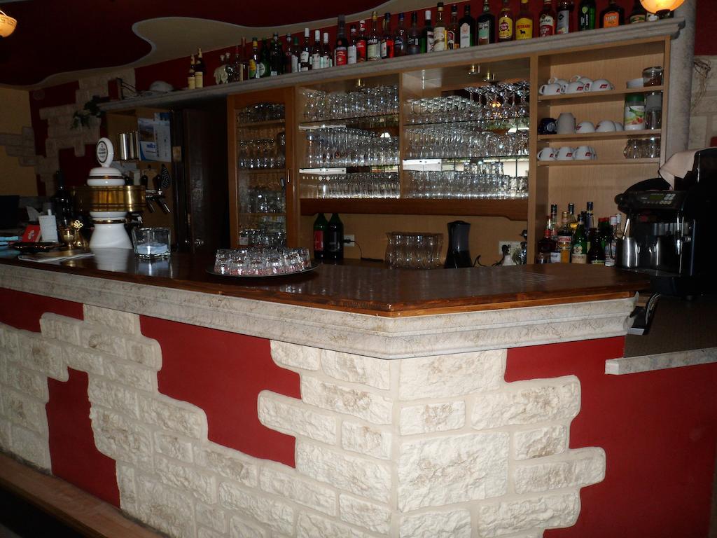 Hotel Taverne Inos Laatzen Buitenkant foto