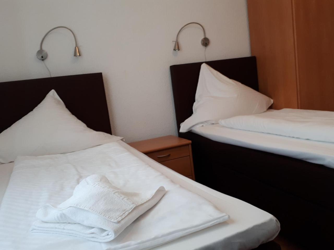 Hotel Taverne Inos Laatzen Buitenkant foto